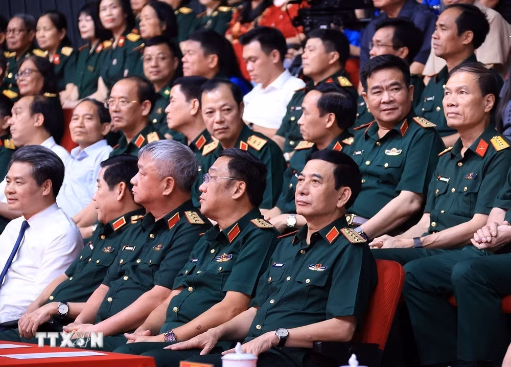 ttxvn-chuong-trinh-chinh-luan-nghe-thuat-to-quoc-ghi-cong-loi-hua-voi-me-8908001.jpg