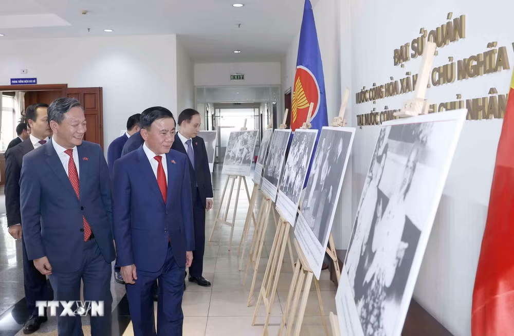 ttxvn-thuong-truc-ban-bi-thu-tran-cam-tu-gap-go-cong-dong-nguoi-viet-tai-lao-6-resize.jpg