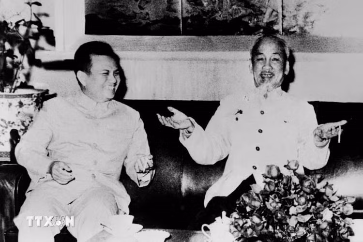Chủ tịch Hồ Chí Minh tiếp thân mật với đồng chí Kaysone Phomvihane, Trưởng đoàn đại biểu Đảng và Mặt trận Lào yêu nước sang thăm hữu nghị Việt Nam (năm 1966). (Ảnh: Tư liệu TTXVN) ttxvn-chu-tich-ho-chi-minh-nguoi-ban-than-thiet-song-mai-trong-long-ban-be-quoc-te.jpg
