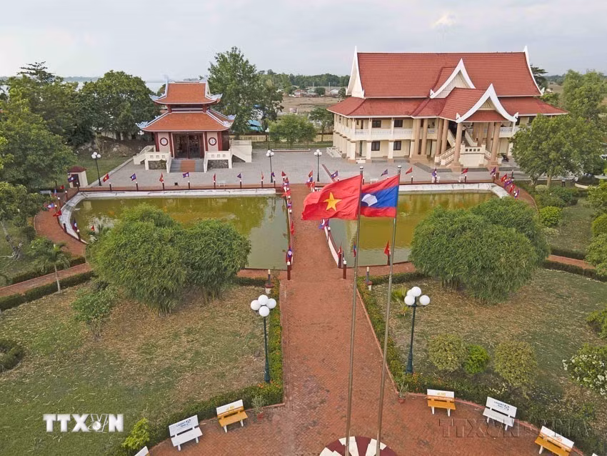 Khu lưu niệm Chủ tịch Hồ Chí Minh ở bản Xiengvang, huyện Nong Bok, tỉnh Khammuone (2024). (Ảnh: Đỗ Bá Thành/TTXVN) ttxvn-moi-quan-he-viet-nam-lao-lao-viet-nam-mai-truong-ton-va-phat-trien.jpg