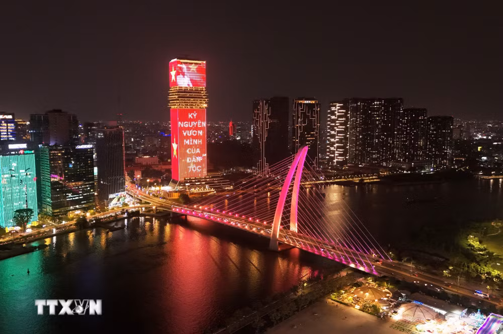 ttxvn-trung-tam-tp-ho-chi-minh-lung-linh-sac-mau-chao-mung-dai-hoi-xiv-cua-dang-6-resize.jpg