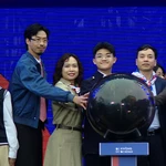 Các đại biểu nhấn nút khai mạc Ngày hội An toàn trực tuyến “Không Một Mình”. (Ảnh: PV/Vietnam+)