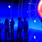 Học sinh trải nghiệm hệ thống tương tác ánh sáng, âm thanh tại Ngày hội An toàn trực tuyến “Không Một Mình”. (Ảnh: PV/Vietnam+)