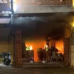 Nhiều người mắc kẹt bên trong đám cháy quán lẩu ốc, cảnh sát TP. Hồ Chí Minh điều xe thang cứu hộ