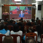 Cán bộ, đảng viên và Nhân dân phường Ba Đình theo dõi phiên khai mạc Đại hội Đại biểu toàn quốc lần thứ XIV của Đảng tại điểm cầu trực tuyến do Ủy ban Mặt trận Tổ quốc Việt Nam phường Ba Đình tổ chức. (Ảnh: PV/Vietnam+)