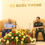 Đại tướng Phan Văn Giang và Trung tướng Ibrahim Nasser Mohammed Al Alawi tại buổi tiếp. (Ảnh: PV/Vietnam+)
