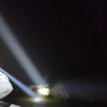 Lực lượng chức năng bắt giữ hai phương tiện thủy đang khai thác cát trái phép trên tuyến sông Lục Nam. (Ảnh: Cục CSGT)