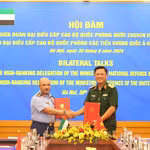 Thượng tướng Nguyễn Trường Thắng và Trung tướng Ibrahim Nasser Mohammed Al Alawi ký kết Bản ghi nhớ giữa Bộ Quốc phòng hai nước về hợp tác công nghiệp quốc phòng. (Ảnh: PV/Vietnam+)