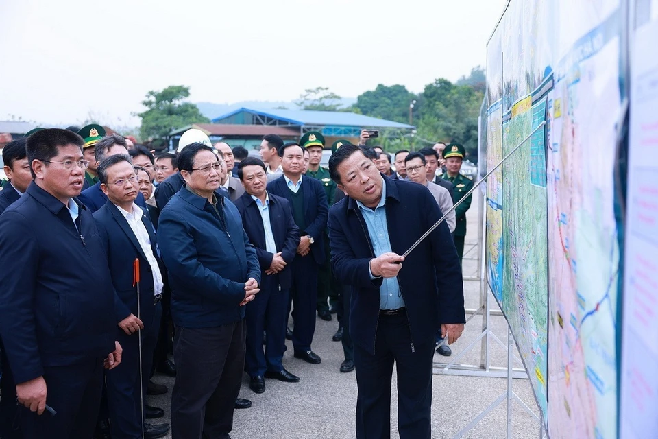 Trong chuyến thăm và làm việc tại Lào Cai, chiều 22/12, Thủ tướng Phạm Minh Chính đến khảo sát dự án đầu tư xây dựng đường sắt Lào Cai-Hà Nội-Hải Phòng. (Ảnh: Dương Giang/TTXVN)