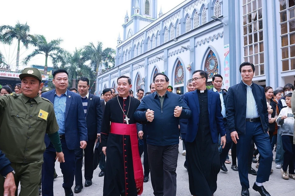 Trong chuyến thăm và làm việc tại Lào Cai, chiều 22/12, Thủ tướng Phạm Minh Chính đến thăm, chúc mừng Giáo xứ Lào Cai, tặng quà một số gia đình giáo dân nhân dịp Giáng sinh 2024. (Ảnh: Dương Giang/TTXVN)