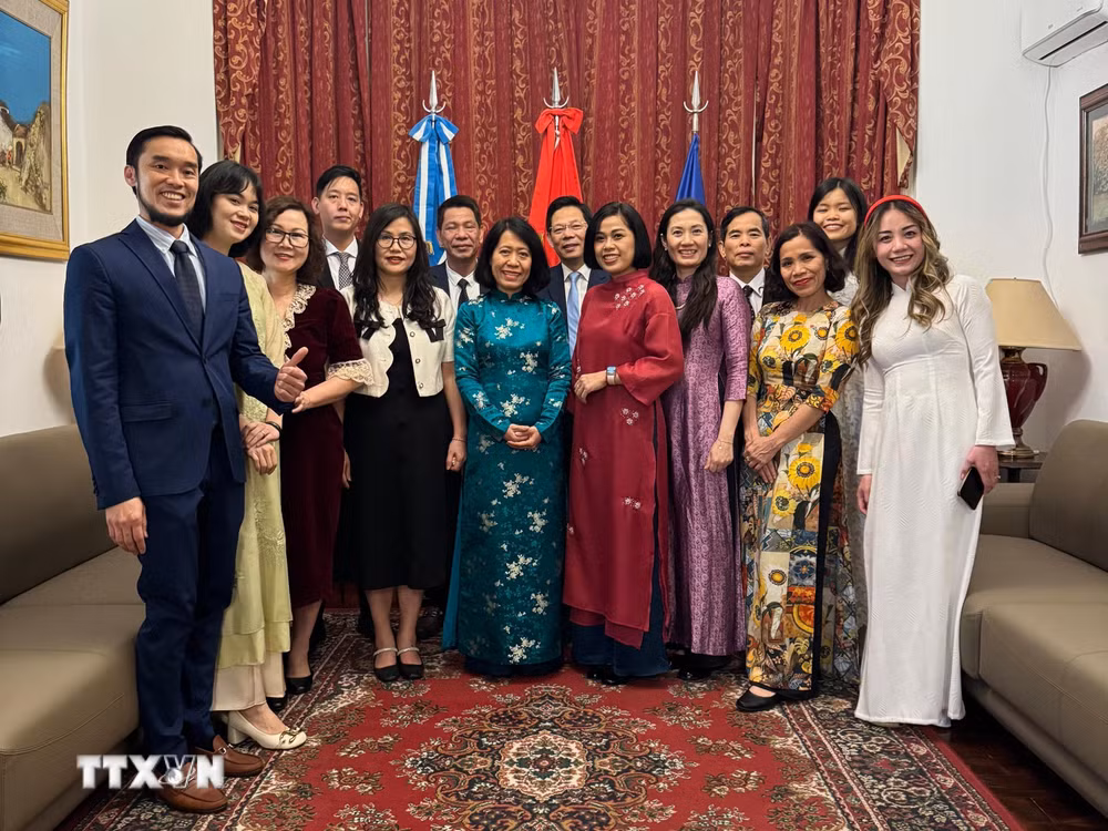 ttxvn-vna-potal-ky-niem-80-nam-quoc-khanh-tai-argentina-voi-le-hoi-am-thuc-dam-da-ban-sac-dan-toc-8329109.jpg