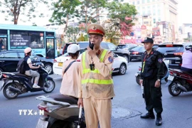 Tổ công tác đặc biệt của Công an thành phố Hà Nội gồm lực lượng Cảnh sát giao thông, Cảnh sát cơ động phối hợp với Công an địa phương thực hiện kiểm tra và xử lý nghiêm các vi phạm giao thông. (Ảnh: Phạm Kiên/ TTXVN)