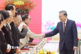 Tổng Bí thư Tô Lâm với các đại biểu văn nghệ sỹ. (Ảnh: Thống Nhất/TTXVN)