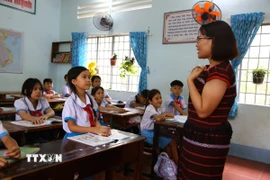 Cô giáo Nguyễn Hồng Nữ hướng dẫn học sinh trường Tiểu học Nguyễn Khuyến (xã Xuân Thành, tỉnh Đồng Nai) phát âm tiếng Anh. (Ảnh: Lê Xuân/TTXVN)