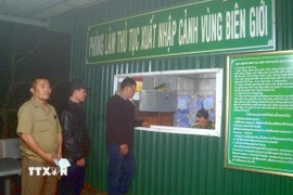 Người dân làm thủ tục qua cửa khẩu Thông Thụ, huyện Quế Phong, tỉnh Nghệ An. (Ảnh: TTXVN phát)