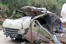 Đầu xe ôtô bị biến dạng. (Ảnh: Đinh Thùy/TTXVN)