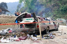 Chiếc xe ôtô bị biến dạng sau khi bị lật. (Ảnh: Đinh Thùy/TTXVN)