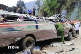 Lực lượng chức năng có mặt tại hiện trường vụ tai nạn. (Ảnh: Đinh Thùy/TTXVN)