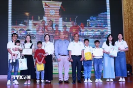 Trao giải Hội thi ảnh “Gia đình 2 con, vẹn tròn hạnh phúc”. (Ảnh: Đinh Hằng/TTXVN)