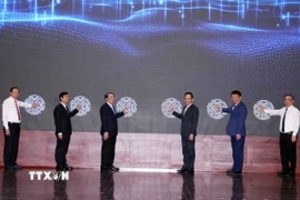 Đồng chí Trần Lưu Quang, Bí thư Trung ương Đảng, Bí thư Thành ủy; đồng chí Nguyễn Đức Hải, Phó Chủ tịch Quốc hội cùng lãnh đạo Thành ủy, Hội đồng Nhân dân, Ủy ban Nhân dân, Ủy ban Mặt trận Tổ quốc Việt Nam Thành phố thực hiện nghi thức công bố nền tảng "Ứng dụng Hội đồng Nhân dân số Thành phố Hồ Chí Minh". (Ảnh: Xuân Khu/TTXVN)