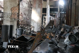 Tại hiện trường, các vật dụng ở trong nhà bị cháy hoàn toàn. (Ảnh: Nguyên Dung/TTXVN)
