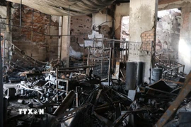 Vật dụng sinh hoạt và hàng hóa trong căn nhà bị thiêu rụi hoàn toàn. (Ảnh: Nguyên Dung/TTXVN)