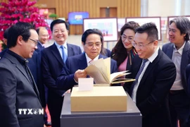 Thủ tướng Phạm Minh Chính tham quan trưng bày sản phẩm Ngành Văn hóa-Thể thao và Du lịch. (Ảnh: Dương Giang/TTXVN)