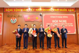 Ông Hồ Văn Mười (thứ ba từ trái sang), Phó Bí thư Tỉnh uỷ, Chủ tịch Ủy ban Nhân dân tỉnh Đắk Nông được chỉ định giữ chức Bí thư Đảng ủy Đảng bộ Ủy ban Nhân dân tỉnh Đắk Nông. (Ảnh: TTXVN phát)