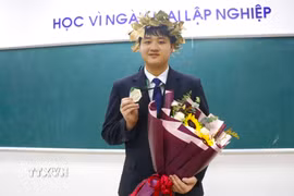 Tạ Ngọc Minh với niềm vui khi giành Huy chương Vàng Olympic Vật lý Quốc tế. (Ảnh: Thanh Thương/TTXVN)