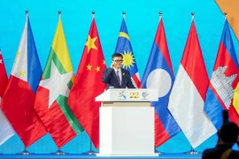 Ngày 17/9, tại lễ khai mạc CAEXPO lần thứ 22, Bí thư Đảng ủy Khu tự trị dân tộc Choang Quảng Tây Trần Cương, đã có bài phát biểu chào mừng khi đeo kính AI có khả năng hiện thị văn bản theo thời gian thực. (Nguồn: Chinanews)