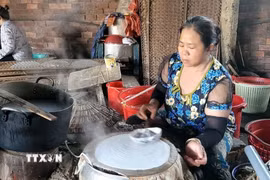 Sản xuất bánh tráng ở làng nghề bánh tráng Mỹ Lồng ở ấp Nghĩa Huấn, xã Mỹ Thạnh (Giồng Trôm, Bến Tre). (Ảnh: Công Trí/TTXVN)