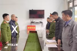 Cơ quan Cảnh sát điều tra, Công an tỉnh Sơn La thực hiện quyết định khởi tố vụ án hình sự và lệnh giữ người, bắt người bị giữ trong trường hợp khẩn cấp đối với Nguyễn Đình Hùng (dấu X) lái xe khách trong vụ tai nạn làm 6 người chết. (Ảnh: TTXVN phát)