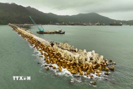Dự án đê chắn sóng cảng Chân Mây giai đoạn 2 ở Khu kinh tế Chân Mây-Lăng Cô. (Ảnh: Vũ Sinh/TTXVN)
