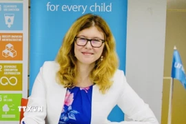 Trưởng Đại diện Quỹ Nhi đồng Liên hợp quốc (UNICEF) tại Việt Nam Silvia Danailov trả lời phỏng vấn của phóng viên Thông tấn xã Việt Nam. (Ảnh: Việt Đức/TTXVN)
