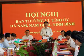 Bí thư Tỉnh ủy, Chủ tịch Ủy ban Nhân dân tỉnh Hà Nam Trương Quốc Huy phát biểu tại hội nghị. (Ảnh: Thanh Tuấn/TTXVN)