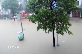 Các tuyến đường ngập sâu trong nước do cơn mưa kéo dài từ 19h ngày 20/6/2025 ở Thái Nguyên. (Ảnh: Trần Trang/TTXVN)