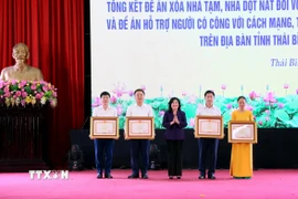 Trao Bằng khen của Thủ tướng Chính phủ cho các tập thể, cá nhân có thành tích xuất sắc trong phong trào thi đua “Cả nước chung tay xóa nhà tạm, nhà dột nát trong năm 2025”. (Ảnh: Thế Duyệt/TTXVN)