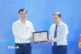 hứ trưởng thường trực Bộ Văn hóa, Thể thao và Du lịch Lê Hải Bình trao giải Nhất cho báo VietnamPlus (TTXVN) Giải sản phẩm báo chí ấn tượng. (Ảnh: Minh Quyết/TTXVN)