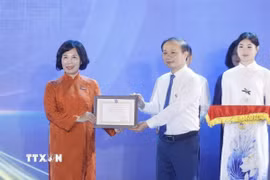 Ban tổ chức trao giải A gian trưng bày ấn tượng cho TTXVN. (Ảnh: Minh Quyết/TTXVN)