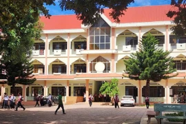 Bà Huỳnh Thị Kim Huệ, Hiệu trưởng Trường Trung học phổ thông Cao Bá Quát, bị kỷ luật cảnh cáo.