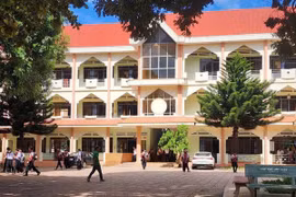 Bà Huỳnh Thị Kim Huệ, Hiệu trưởng Trường Trung học phổ thông Cao Bá Quát, bị kỷ luật cảnh cáo.