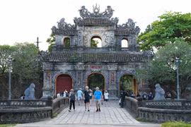 Du khách tham quan Đại Nội Huế. (Ảnh: Nguyên Lý/TTXVN)