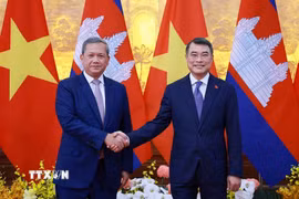 Thủ tướng Lê Minh Hưng và Thủ tướng Campuchia Hun Manet chụp ảnh chung trước hội đàm. (Ảnh: Dương Giang/TTXVN)