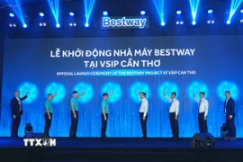 Lãnh đạo thành phố Cần Thơ và Tập đoàn Bestway thực hiện nghi thức đặt tay khởi động dự án. (Ảnh: Thanh Liêm/TTXVN)