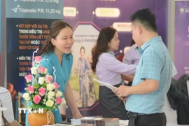 Triển lãm trưng bày sản phẩm y tế bên lề hội nghị. (Ảnh: Văn Dũng/TTXVN)