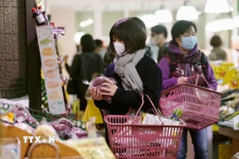 Người dân mua thực phẩm tại siêu thị ở Tokyo, Nhật Bản. (Ảnh: Kyodo/TTXVN)