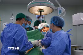 Êkíp các bác sỹ liên chuyên khoa thực hiện phẫu thuật. (Ảnh: TTXVN phát)