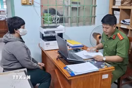 Công an phường Vĩnh Tế, tỉnh An Giang làm việc với chị O. (Ảnh: TTXVN phát)