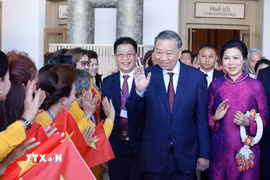 Tổng Bí thư, Chủ tịch nước Tô Lâm và Phu nhân gặp gỡ cộng đồng người Việt Nam tại Thái Lan. (Ảnh: Thống Nhất/TTXVN)