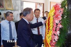 Tổng Bí thư, Chủ tịch nước Tô Lâm dâng hoa tưởng niệm Bác Hồ tại Khu Di tích Chủ tịch Hồ Chí Minh ở tỉnh Udon Thani. (Ảnh: Thống Nhất/ TTXVN)